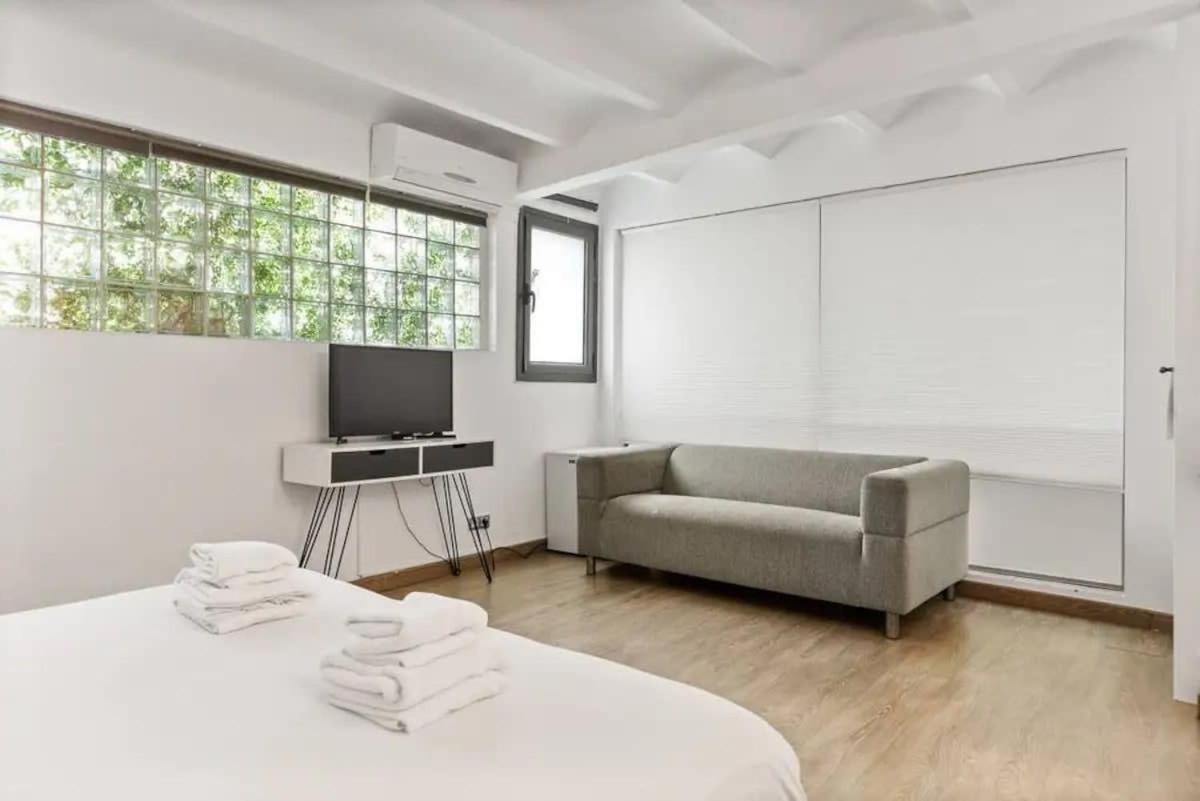 Huge Duplex With Private Garden Next To Ramblas Apartamento Barcelona